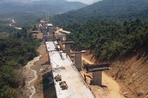 Sắp thông xe cao tốc kết nối ‘rừng - biển’ đầu tiên của Việt Nam với nhiều cây cầu và hầm xuyên núi