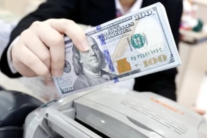 Tỷ giá USD hôm nay 6/4: USD hạ nhiệt, chợ đen lao dốc hơn 100 đồng
