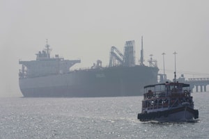 2 tàu LNG bất ngờ bị chặn tại eo biển Hormuz, thỏa thuận Mỹ-Iran 'đổ vỡ' chỉ sau 1 tuần?
