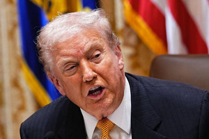 Giá vàng, dầu mỏ 'giằng co' trước tối hậu thư của ông Trump