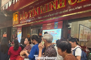 Cửa hàng Bảo Tín Minh Châu tấp nập khách mua vàng