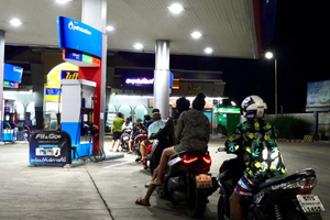 Giá xăng vượt mốc 47.000 đồng/lít, Thủ tướng Thái Lan cảnh báo có thể đóng cửa hàng chục nghìn trạm xăng vào ban đêm