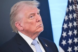 Ông Trump đe dọa áp thuế 50% với các nước cung cấp vũ khí cho Iran, Dow Jones tăng hơn 1.300 điểm