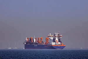 Iran và Oman tính thu phí tàu qua eo Hormuz: Bước ngoặt địa chính trị và cú sốc mới với kinh tế toàn cầu