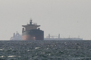 Vì sao Mỹ – Iran ngừng bắn nhưng eo biển Hormuz vẫn tê liệt?