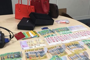 Malaysia: Khám xét nhà riêng, thu giữ khẩn cấp 33 tỷ đồng tiền mặt và 8kg vàng của một tổng thư ký