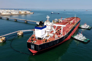 Tàu Trung Quốc áp sát eo biển Hormuz, thị trường 'nín thở' chờ đợi