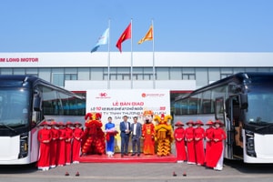 Lô 10 xe bus KIMLONG99-N47 cập bến Sài Gòn Việt: Nước cờ đón đầu mùa cao điểm du lịch