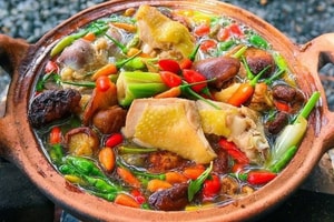 Lạ lùng quán lẩu gà thực khách phải tranh nhau xin được... 'đau bụng': Ông chủ quán chỉ muốn được nghỉ làm để đi hát karaoke nhưng 'thời tới không thể cản'
