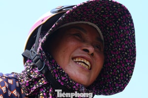 Nắng hơn 40 độ C, người lao động gồng mình mưu sinh