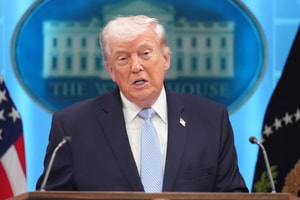 Tổng thống Mỹ Donald Trump tuyên bố phong tỏa eo biển Hormuz: Nhà đầu tư nên hành động ra sao?