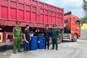 Kiểm tra một xe đầu kéo, phát hiện ngăn bí mật chứa 400 lít chất lỏng, lái xe Hoàng Tăng Trọng bị bắt ngay tại biên giới