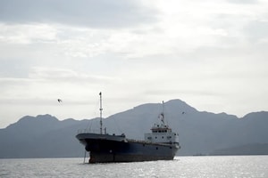 Nguy cơ ‘kịch bản tận thế’ tại eo biển Hormuz, Mỹ cân nhắc nối lại không kích Iran