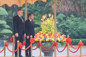Thủ tướng Lê Minh Hưng chủ trì lễ đón Thủ tướng Slovakia thăm chính thức Việt Nam