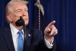 Tổng thống Mỹ Trump dọa đánh chìm tàu Iran nếu tiếp cận khu vực phong tỏa
