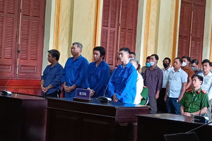 Tuyên án phạt tù 12 cựu cán bộ công an