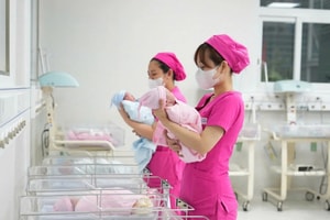 Phụ nữ sinh đủ 2 con trước 35 tuổi được thưởng ngay 3.000.000 đồng tiền mặt: Áp dụng tại địa phương nào và đến bao giờ?