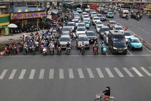Người tham gia giao thông có thể bị phạt 600.000 đồng nếu dừng đèn đỏ kiểu này
