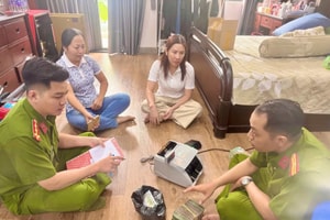 Gần 100 trinh sát khám xét 6 địa điểm, bắt nữ Giám đốc SN 1977, thu hơn 50.000 USD, hàng chục cuốn sổ đỏ
