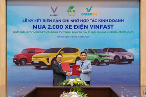 Bỏ hoàn toàn xe xăng, một hãng taxi vừa chốt 2.000 chiếc ô tô điện của tỷ phú Phạm Nhật Vượng