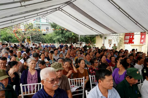 Người dân ngồi chật kín nhà văn hóa nhận thông tin mức tiền bồi thường thu hồi đất tại đại dự án 925.000 tỷ sở hữu sân vận động lớn nhất thế giới của Việt Nam