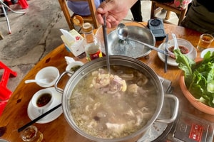 Chặt gà phồng rộp cả tay, kiếm gần 20 triệu mỗi ngày, ông chủ quán lẩu kiệt sức đến mức nói luôn công thức bí truyền 30 năm để... 'đuổi khách'