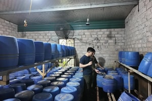 Nghi ngờ xưởng sản xuất giá đỗ của Tạ Văn Xã, công an đột kích thu giữ 4 tấn hàng có chứa chất độc