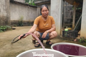 Nhân viên nhà máy giặt ngủ quên khiến nước giếng khoan đổi màu tím