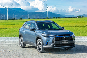 Vừa quyết xoay trục sang Hybrid để tăng sức cạnh tranh trong cuộc đua thị phần, hãng taxi 22 năm tuổi đã phải bán bớt xe, lãi giảm sốc