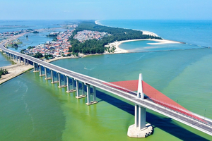 Chỉ hơn 10 ngày nữa, cây cầu vượt biển dài nhất miền Trung chính thức thông xe, kết thúc hơn 100 năm di chuyển bằng đò của người dân đôi bờ