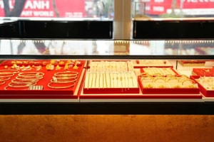 Giá vàng hôm nay (18/4): Trong nước tăng tới 1,5 triệu đồng, thế giới đảo chiều sau cú tăng sốc