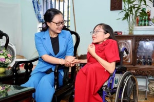 Cô giáo 9X mắc xương thủy tinh đón nhận vinh dự đặc biệt