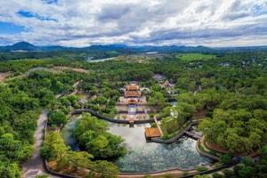 Vị vua có 103 người vợ nhưng không có con ruột, nhận 3 người cháu làm con nuôi, huy động hàng vạn binh lính và phu phen xây dựng lăng tẩm trong gần 40 năm