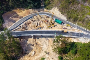 Chỉ 2 tuần nữa, chính thức thông xe cầu cạn 133m băng qua vực sâu
