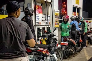 Giá xăng tăng lên gần 30.000 đồng/lít, dự trữ trợ cấp chỉ còn đủ 18 ngày: Nền kinh tế lớn nhất Đông Nam Á nguy cơ ‘vỡ trận’ nguồn cung