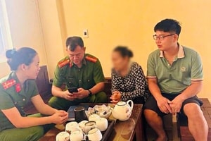 Bà V. 64 tuổi đến ngân hàng chuyển 5.000 USD để nhận quà từ 'bạn trai ngoại quốc', tài xế taxi nghe chuyện chở thẳng đến đồn công an