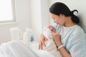 Mỗi phụ nữ sinh con sẽ được tặng 2.000.000 đồng tiền mặt, áp dụng trên toàn quốc: Điều kiện là gì và ai được hưởng mức gấp đôi?