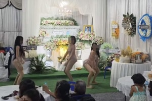 Đám tang thuê 3 nữ vũ công đến nhảy trước quan tài khiến cộng đồng mạng ‘dậy sóng’