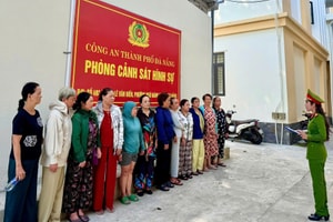 Kiểm tra đột xuất một căn nhà, bắt quả tang cụ bà 73 tuổi cùng 10 đồng phạm