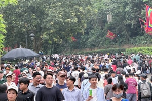 Dòng người nhích từng bước lên Đền Hùng