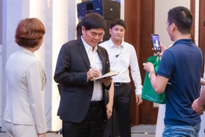 Gần 20 năm 'ôm' cổ phiếu Hòa Phát (HPG), cổ đông đặt câu hỏi khó với tỷ phú Trần Đình Long