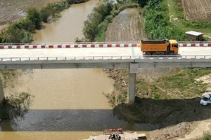 Cầu dài 200m xây xong từ 3 năm trước không thể vận hành, người dân qua sông vẫn phải ‘lụy phà’