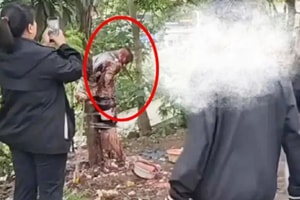 Chú rể bị lột gần hết quần áo, dội nước tương, ném trứng sống rồi trói vào thân cây trong đám cưới