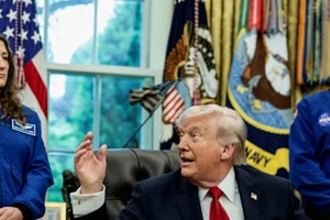 Tổng thống Mỹ Trump tuyên bố giữ nguyên phong toả để đưa Iran vào bàn đàm phán hạt nhân