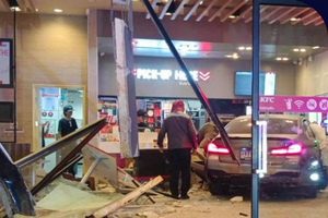 ‘Xe BMW điên’ lao vào cửa hàng KFC tại trạm xăng, 12 người bị thương