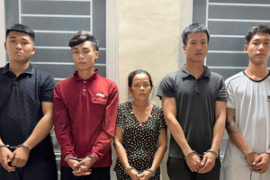 Bắt khẩn cấp một người phụ nữ 60 tuổi