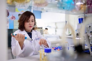 Giáo sư vừa được Pháp trao phần thưởng uy tín, hiện đang là ‘thuyền trưởng’ tại trường đại học lần đầu tiên có nữ Hiệu trưởng