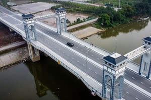 Việt Nam lần đầu tiên xây dựng cầu có tháp vọng cảnh: Án ngữ trên tuyến đường nghìn tỷ với kiến trúc khác lạ