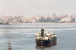 Tàu chở dầu trúng hỏa lực trên eo biển Hormuz