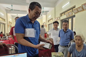 Chật kín nhà văn hóa từ sáng sớm, người dân nhận tiền đền bù tại siêu dự án 925.000 tỷ đồng của Vingroup